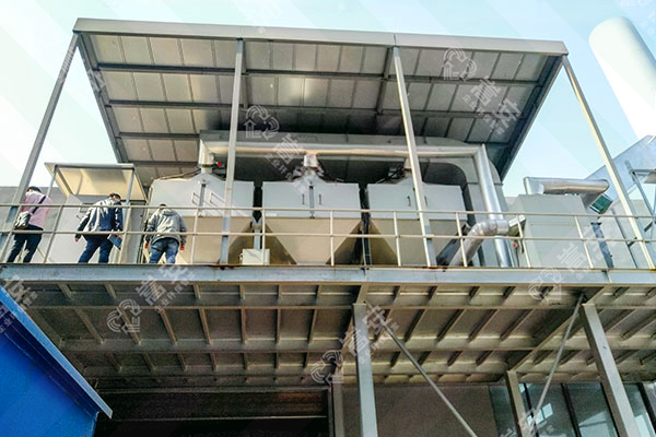 嵩安環(huán)保工程師現(xiàn)場調(diào)試廢氣處理設(shè)備